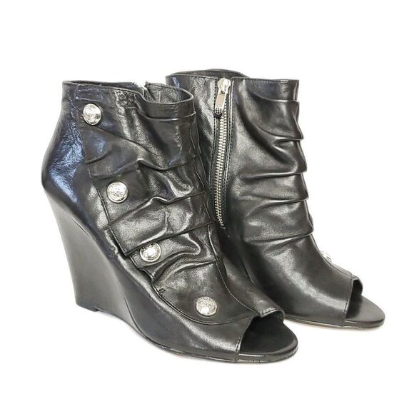 Vince Camuto Leather Wedge Heel Ankle Boot 10 Black Open Toe Silvertone Buttons - Picture 1 of 10